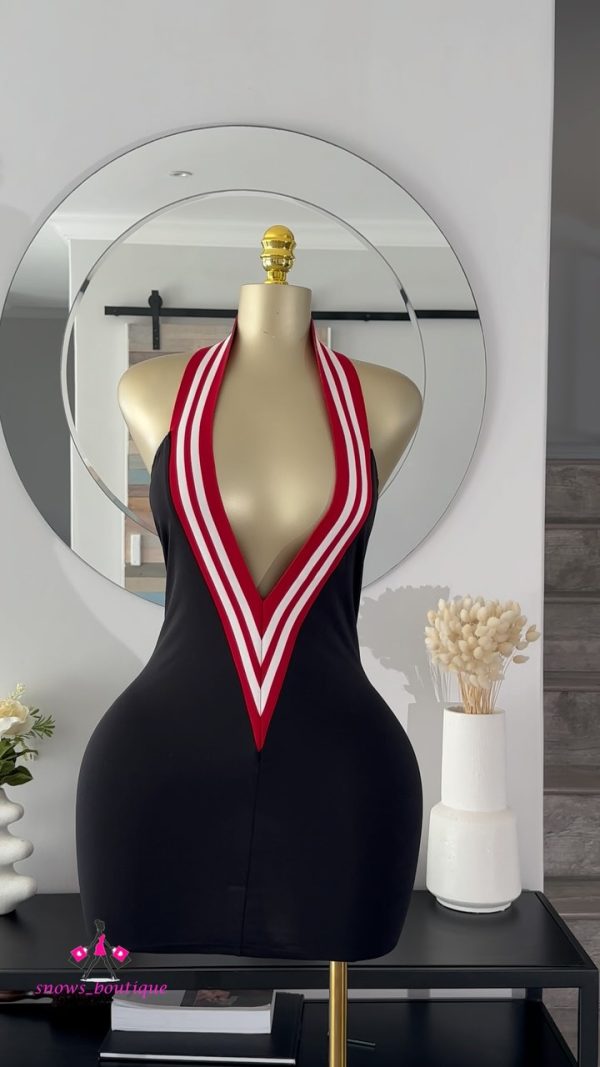 SaveClip.App_481797781_18273302092265586_7577588017210226010_n.jpg Black V-Cut Mini Dress