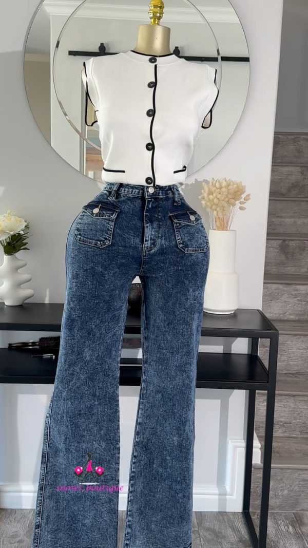 SaveClip.App_482859953_18274305397265586_5186628635787607879_n.jpg White Sleeveless top